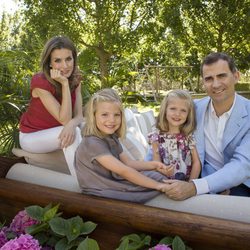 Los entonces Príncipes de Asturias y sus hijas Leonor y Sofía posan sonrientes en el jardín de casa