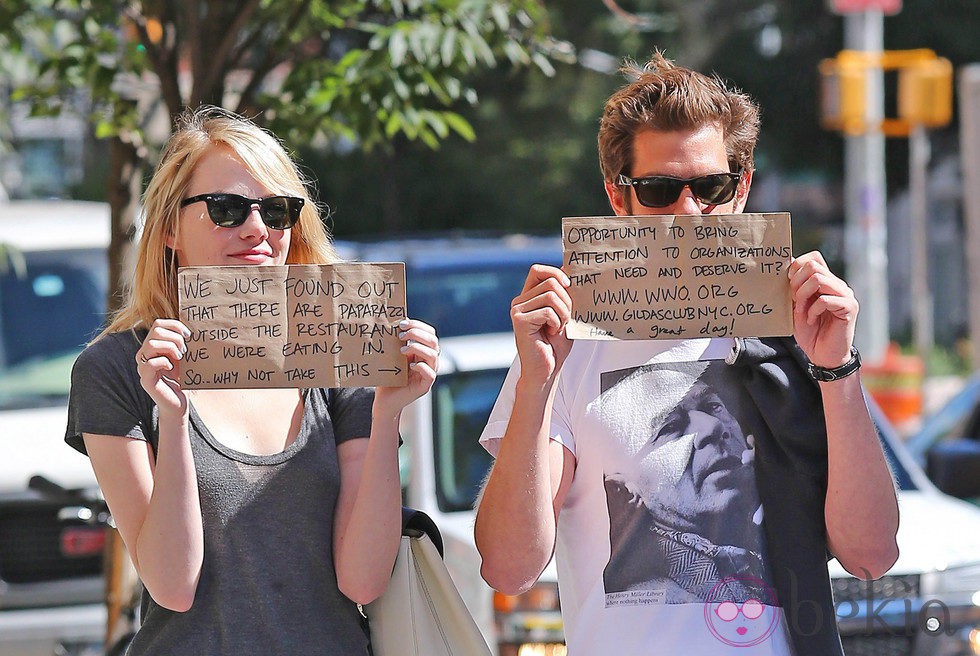 Emma Stone y Andrew Garfield sorprenden a los paparazzi con carteles solidario