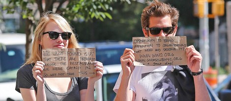 Emma Stone y Andrew Garfield sorprenden a los paparazzi con carteles solidario