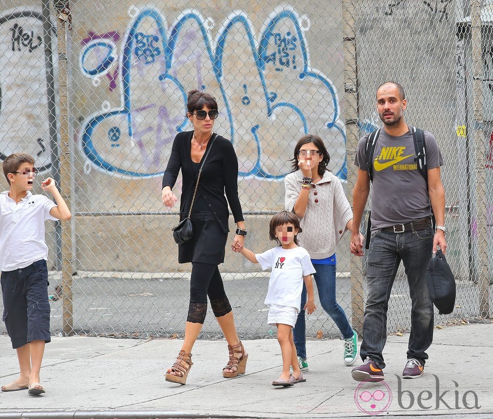 Pep Guardiola y Cristina Serra con sus hijos en Nueva York