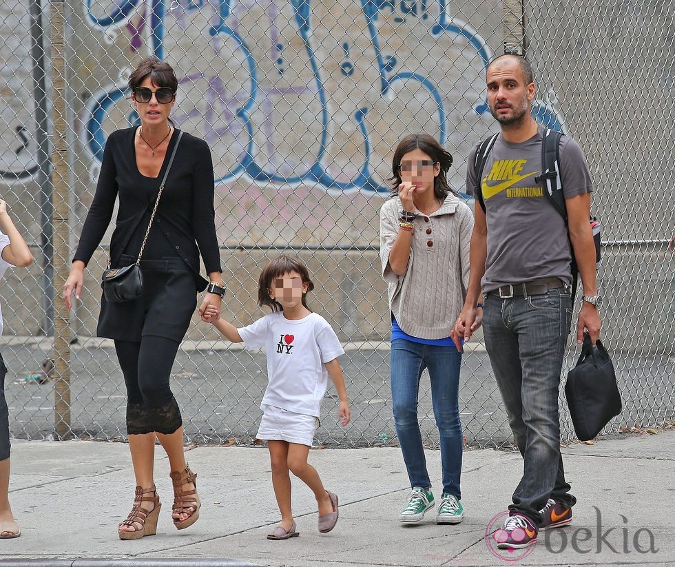 Pep Guardiola con su mujer y sus hijas en Nueva York