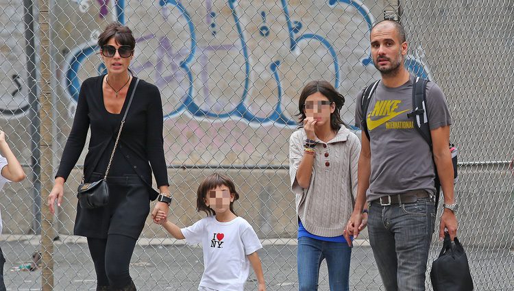 Pep Guardiola con su mujer y sus hijas en Nueva York