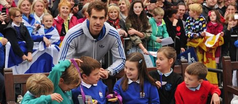 Andy Murray recibe los regalos de los niños en su ciudad natal