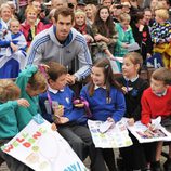 Andy Murray recibe los regalos de los niños en su ciudad natal