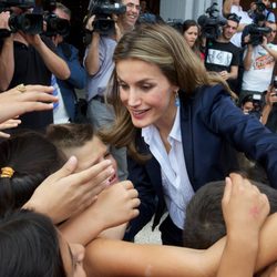 La Princesa Letizia saluda a unos niños en la apertura del Curso Escolar 2012/2013