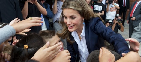 La Princesa Letizia saluda a unos niños en la apertura del Curso Escolar 2012/2013