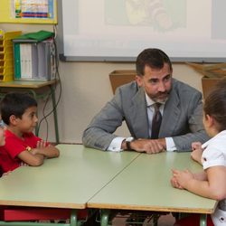 El Príncipe Felipe con unos niños en la apertura del Curso Escolar 2012/2013