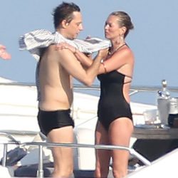 Kate Moss y Jamie Hince disfrutan del verano en Saint-Tropez