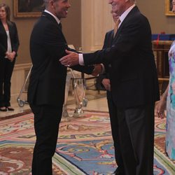 El Rey saluda a Diego Simeone en la audiencia al Atlético de Madrid