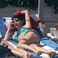 Selena Gomez hablando por el móvil en bikini en Miami