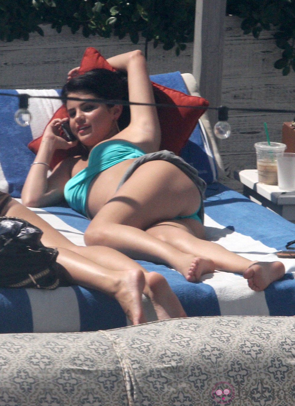 Selena Gomez hablando por el móvil en bikini en Miami