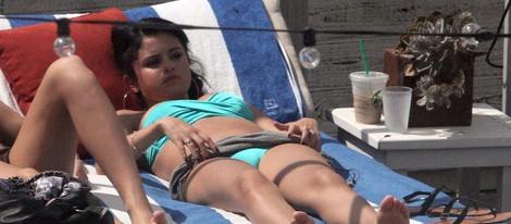 Selena Gomez toma el sol en bikini en Miami