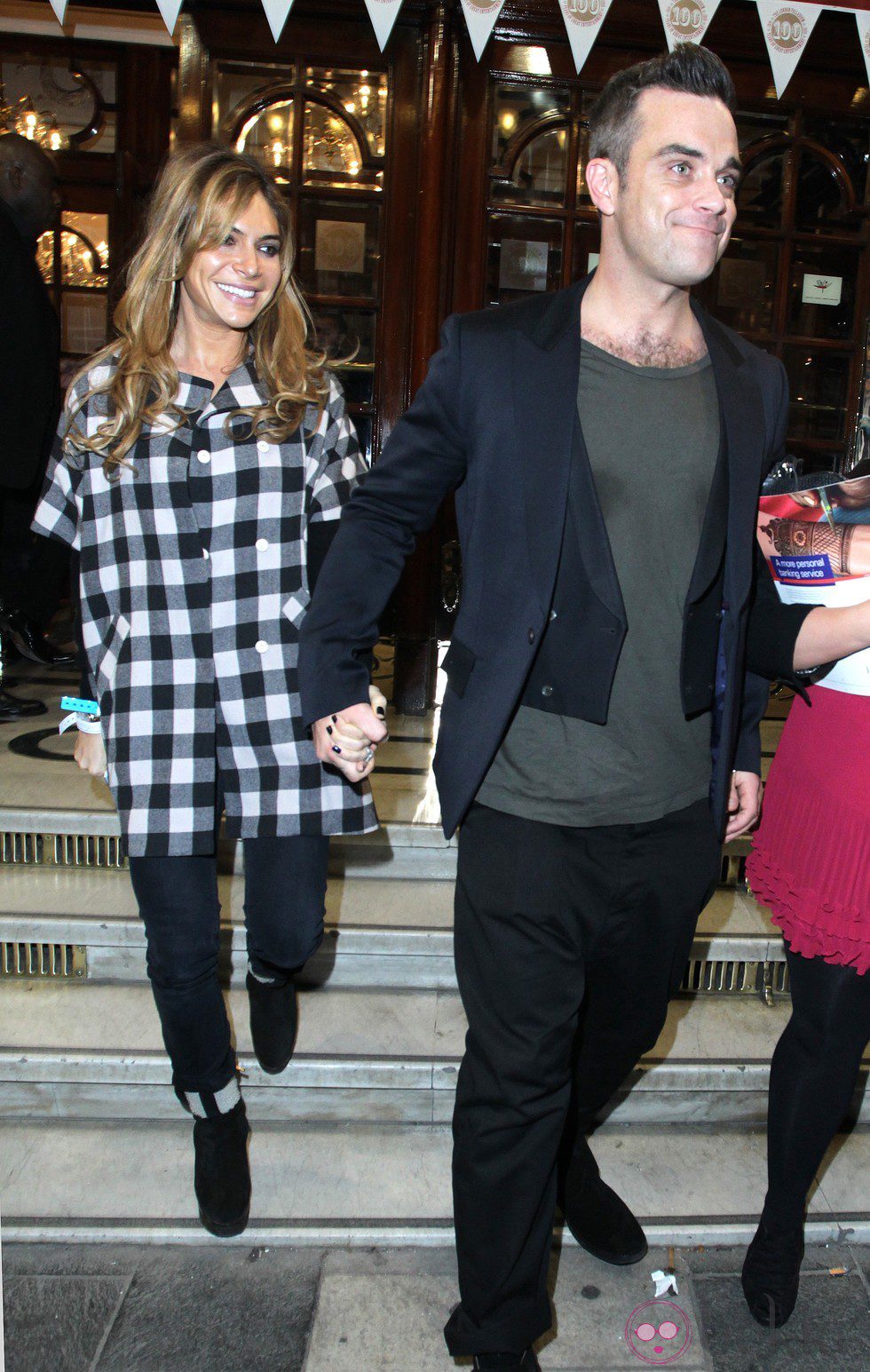 Robbie Williams con su mujer Ayda Field en Londres