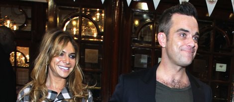 Robbie Williams con su mujer Ayda Field en Londres