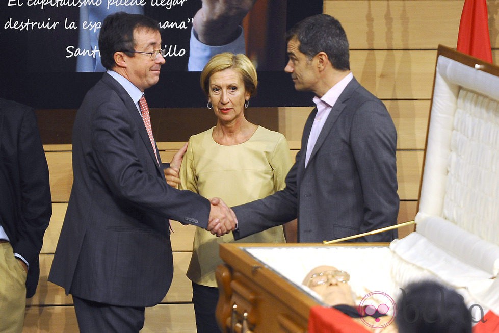 Rosa Díez en la capilla ardiente de Santiago Carrillo