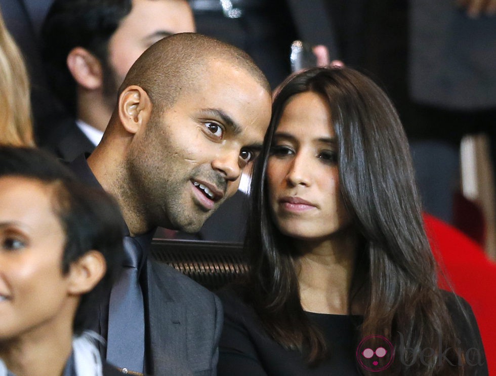 Tony Parker y Axelle en un partido de fútbol en París