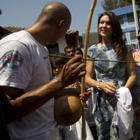 Mary de Dinamarca durante su visita a una favela en Río de Janeiro