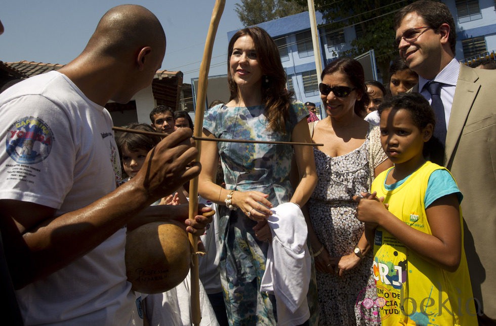 Mary de Dinamarca durante su visita a una favela en Río de Janeiro