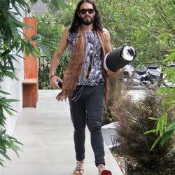 Russell Brand a la salida de su clase de yoga en Los Ángeles