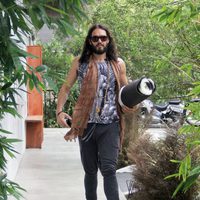 Russell Brand a la salida de su clase de yoga en Los Ángeles