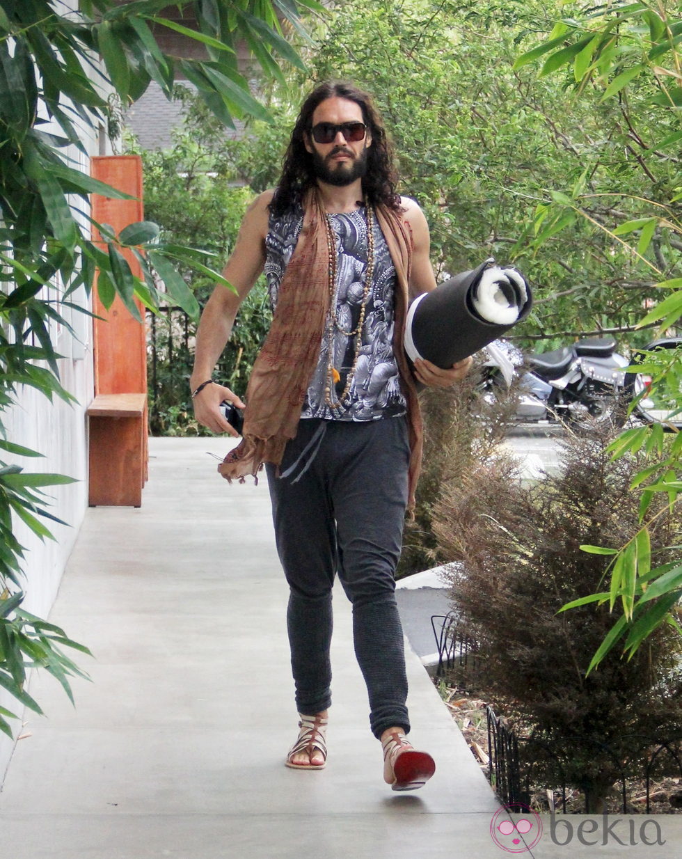 Russell Brand a la salida de su clase de yoga en Los Ángeles