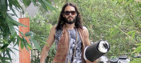 Russell Brand a la salida de su clase de yoga en Los Ángeles