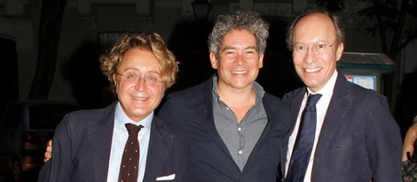 Boris Izaguirre con Victorio y Lucchino en la inauguración de su tienda en Madrid