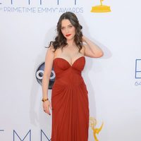 Kat Dennings en los Emmy 2012