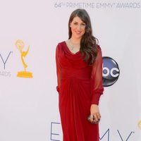 Mayim Bialik en la alfombra roja de los Emmy 2012