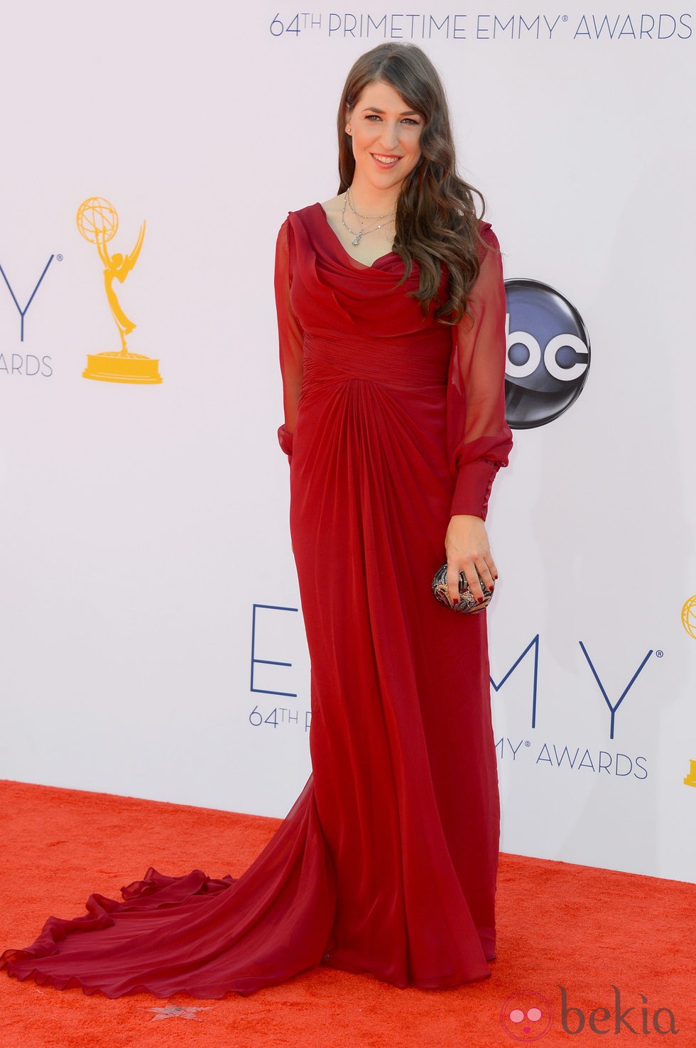 Mayim Bialik en la alfombra roja de los Emmy 2012