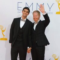 Justin Mikita y Jesse Tyler Ferguson en la alfombra roja los Emmy 2012