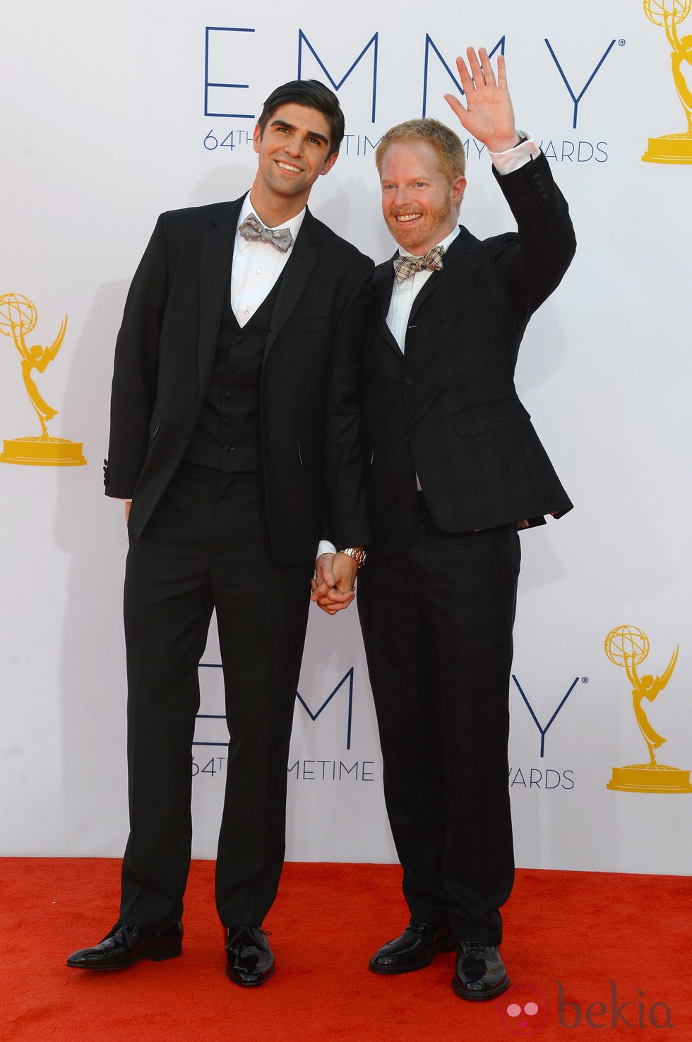 Justin Mikita y Jesse Tyler Ferguson en la alfombra roja los Emmy 2012