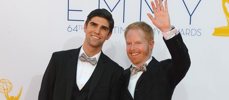 Justin Mikita y Jesse Tyler Ferguson en la alfombra roja los Emmy 2012