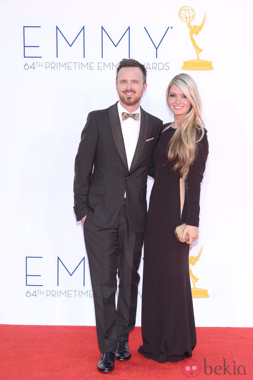 Aaron Paul y Lauren Parsekian en la alfombra roja de los Emmy 2012