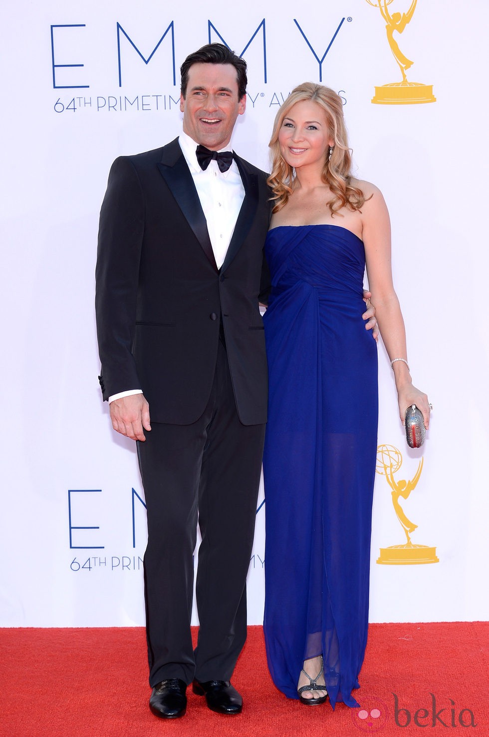 Jon Hamm y Jennifer Westfeldt en la alfombra roja de los Emmy 2012