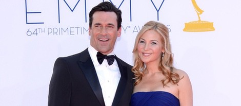 Jon Hamm y Jennifer Westfeldt en la alfombra roja de los Emmy 2012