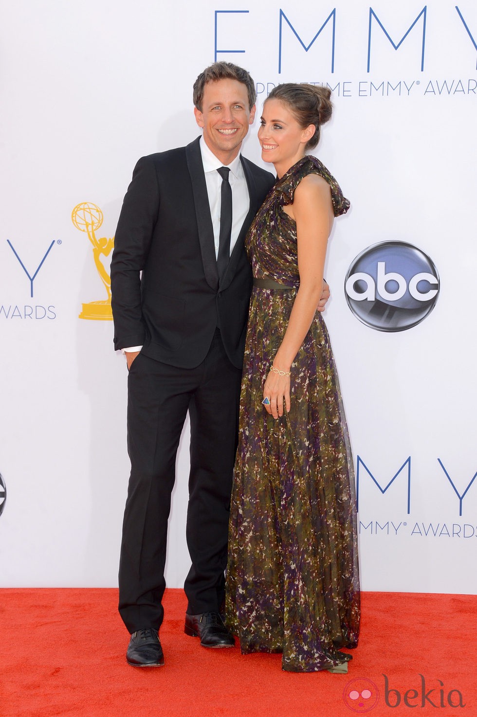 Seth Meyers y Alexi Ashe en la alfombra roja de los Emmy 2012