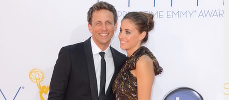 Seth Meyers y Alexi Ashe en la alfombra roja de los Emmy 2012