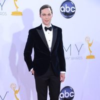 Jim Parsons en la alfombra roja de los Emmy 2012