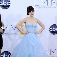 Zooey Deschanel en la alfombra roja de los Emmy 2012