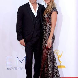 Kevin Costner y Christine Baumgartner en los Emmy 2012