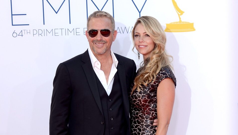 Kevin Costner y Christine Baumgartner en los Emmy 2012