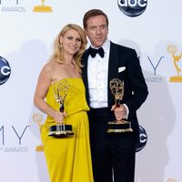 Claire Danes y Damian Lewis, actores de 'Homeland' con sus Premios Emmy 2012