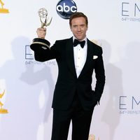 Damian Lewis posando con su Emmy 2012 por su papel en 'Homeland'