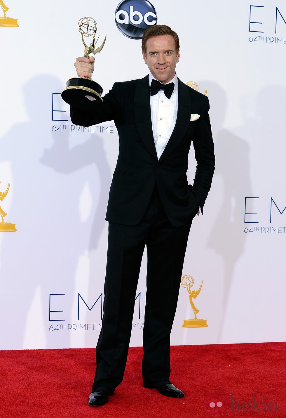 Damian Lewis posando con su Emmy 2012 por su papel en 'Homeland'