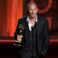 Kevin Costner recoge su Emmy 2012 como Mejor Actor por Hatfields & McCoys