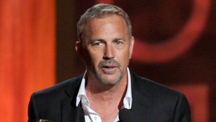 Kevin Costner recoge su Emmy 2012 como Mejor Actor por Hatfields & McCoys