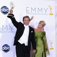 Tom Berenger posa con su Emmy 2012 por su papel en 'Hatfields & McCoys'