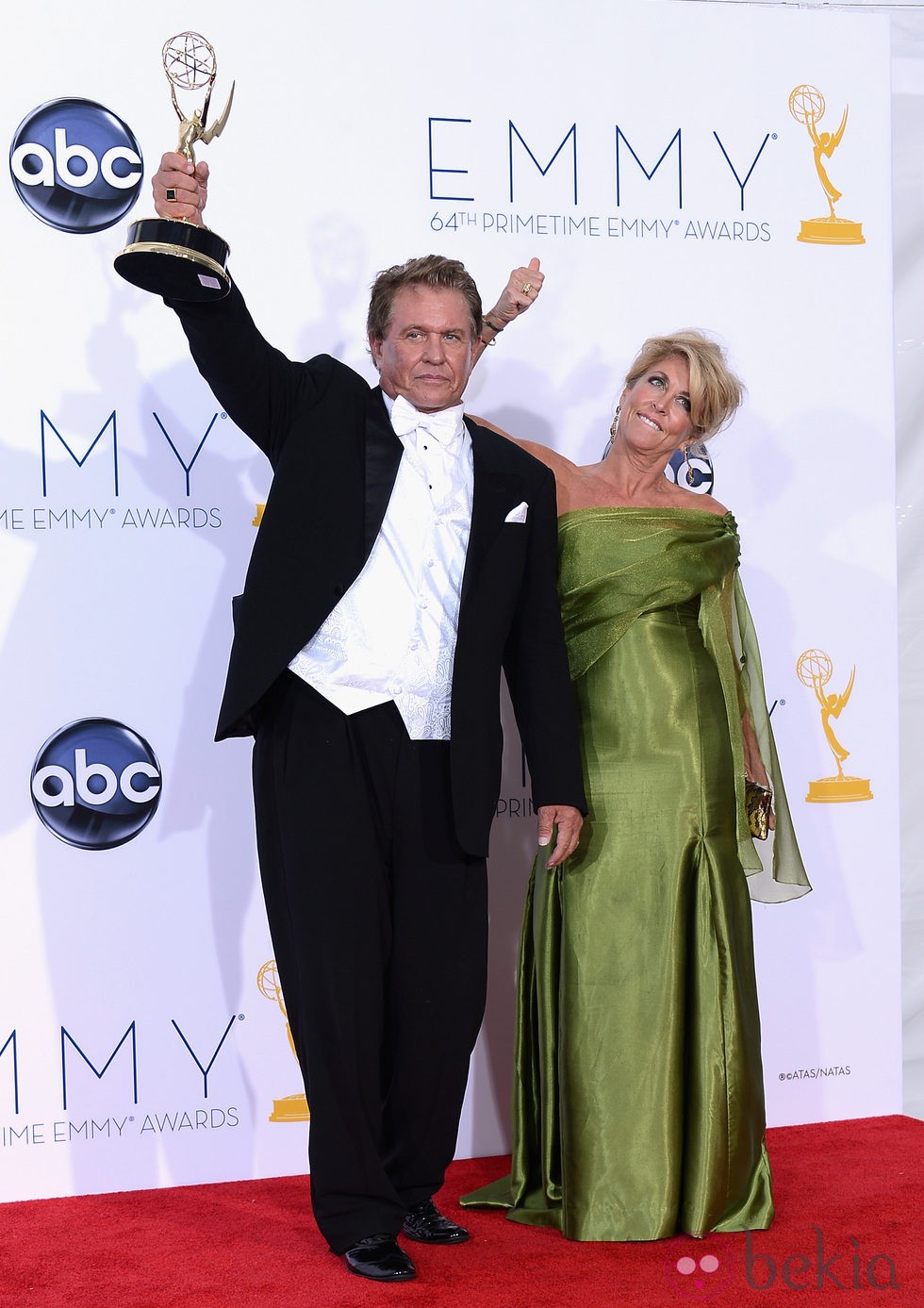 Tom Berenger posa con su Emmy 2012 por su papel en 'Hatfields & McCoys'