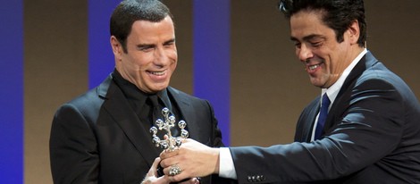 Benicio del Toro entrega a John Travolta el Premio Donostia en el Festival de San Sebastián 2012